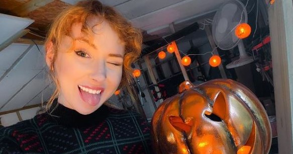 Φοιτήτρια κβαντικής φυσικής βγάζει μισθό πουλώντας τα φορεμένα της εσώρουχα (pics)