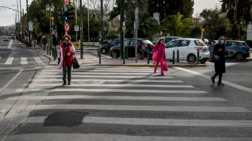 Πολίτες με μάσκα περπατούν στον δρόμο
