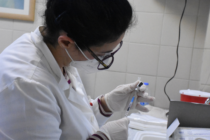 νοσηλεύτρια έξω από νοσοκομείο