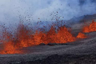 Ξύπνησε το μεγαλύτερο ηφαίστειο του κόσμου Mauna Loa στη Χαβάη (vid)