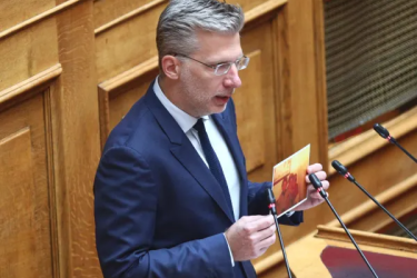 Ο Σκέρτσος έδειξε στη Βουλή φωτογραφία του αδερφού του που σκοτώθηκε σε τροχαίο (pics)