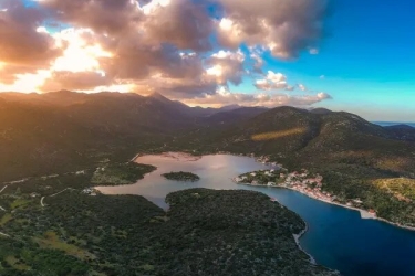Η «μικρή Νορβηγία» της Ελλάδας - Το μοναδικό χωριό με τα φιόρδ (vid)