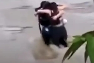 Ιταλία: Συγκλονιστικό βίντεο με την τελευταία αγκαλιά τριών φίλων πριν παρασυρθούν από ορμητικά νερά