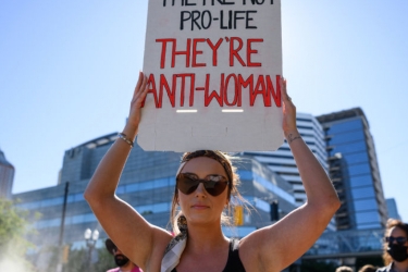 Το δικαίωμα στην άμβλωση είναι πια παρελθόν- Τι σημαίνει αυτό για τις γυναίκες των ΗΠΑ