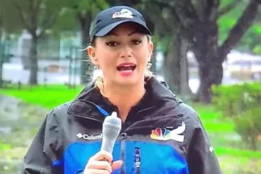 Viral: Ρεπόρτερ από τη Φλόριντα έβαλε προφυλακτικό στο μικρόφωνό της κι έριξε το διαδίκτυο! (vds)
