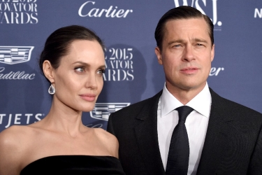 Η Angelina Jolie κατηγορεί τον Brad Pitt πως έπνιξε ένα παιδί τους, χτύπησε ένα άλλο στο πρόσωπο και τα περιέλουσε με κρασί!