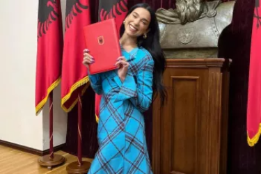 Η Dua Lipa κι επίσημα με αλβανική υπηκοότητα: «Ευχαριστώ, νιώθω πολύ περήφανη»