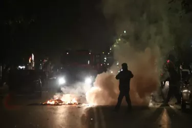Ρομά: Ενέδρα σε ομάδα ΟΠΚΕ - Τους πυροβολούσαν επί μία ώρα, τραυματίας αστυνομικός - Απεγκλωβίστηκαν από ελικόπτερο κι ΕΚΑΜ (vds)