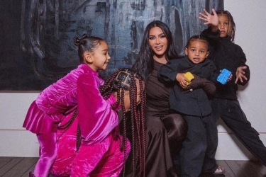 Νταντάδες από «χρυσάφι»: Ο τρελός μισθός που δίνουν οι Kardashians στις γυναίκες που προσέχουν τα παιδιά τους