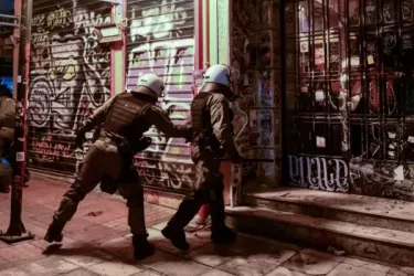 Κρεσέντο αστυνομικής βίας από τα ΜΑΤ: Το θυροτηλέφωνο τους «συνέλαβε» να κάνουν ρίψη ασφυξιογόνων μέσα σε πολυκατοικία (vds)