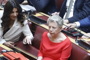 Έλενα Ακρίτα: Γιατί ήταν βλοσυρή στα έδρανα της Βουλής