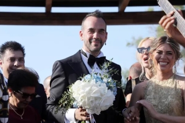 Πάνος Μουζουράκης: Φωτογραφίες από τον γάμο του τραγουδιστή στην Αίγινα