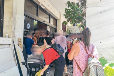 «Οι νέες ταυτότητες δεν έχουν τίποτα το αντιχριστιανικό και δαιμονισμένο» - Ουρές για να γλυτώσουν το... τσιπάκι