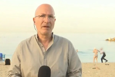 Κλοπή σε ζωντανή μετάδοση: Άνδρας άρπαξε αλυσίδα από τον λαιμό γυναίκας σε παραλία (vid)