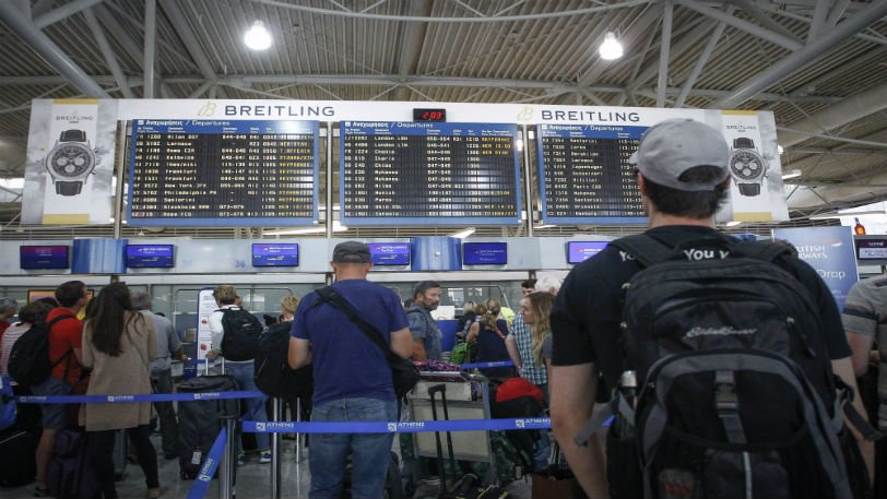 Οι μισοί Έλληνες αντιτίθενται στο άνοιγμα των συνόρων σε όλους τους τουρίστες