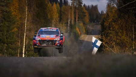 WRC-Ράλι Φινλανδίας: Μπροστά ο Μπριν, πίσω του χαμός (pics & vids)