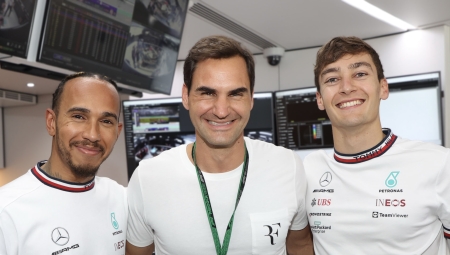Ο Ρότζερ Φέντερερ στο γκαράζ της Mercedes για το Grand Prix στη Βαρκελώνη