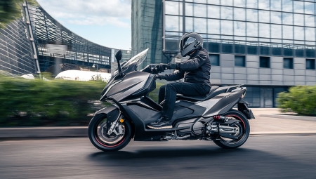 Kymco AK 550 Premium: Τώρα και σε τιμή premium (vid)