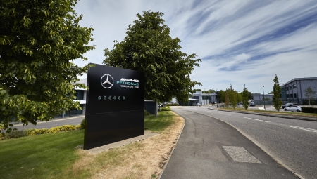 H Mercedes F1 ανακοίνωσε στο προσωπικό της ομάδας την αποχώρηση του Χάμιλτον (vid)
