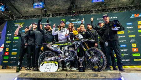 Ιστορική νίκη της Triumph στο μοτοκρός (vid)