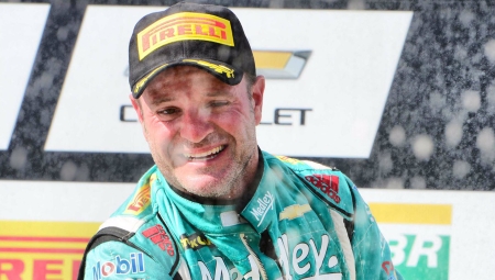 O Ρούμπενς Μπαρικέλο έγινε πρωταθλητής NASCAR στα 53 του
