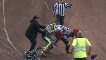 Μπουνιές στη λάσπη: Άγριος καυγάς σε πίστα speedway (vid)