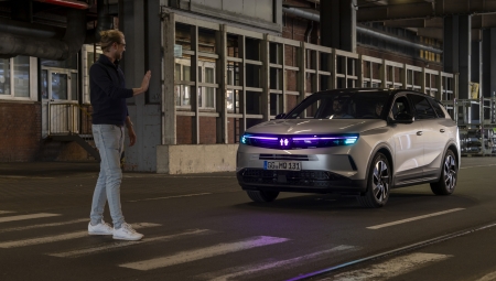 Γαλάζια ή μωβ φώτα: Έτσι τα αυτόνομα οχήματα θα προειδοποιούν τους πεζούς