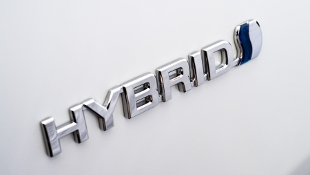 H Toyota κατηγορεί ανταγωνιστές ότι πωλούν «ψεύτικα» υβριδικά