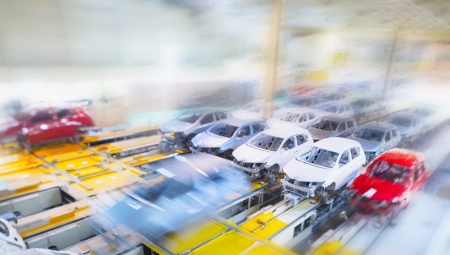 Η Toyota μετά βίας προλαβαίνει τις παραγγελίες ενώ άλλοι δεν ξέρουν τι να κάνουν τα απούλητα αυτοκίνητα