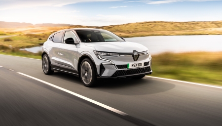 Η Renault ξαναβάζει βενζίνη στο Megane