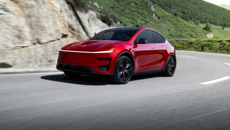 Οδηγήσαμε το ολοκαίνουργιο Tesla Model Y Performance και είδαμε πώς η επανάσταση γίνεται καθεστώς