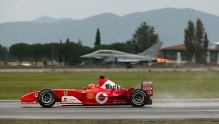 Σαν Σήμερα: Ο Σουμάχερ έκανε κόντρα με μαχητικό αεροσκάφος (vid)