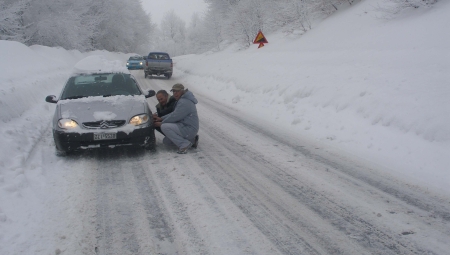 Πώς να τοποθετήσετε σωστά τις αντιολισθητικές αλυσίδες στο αυτοκίνητό σας (vid)