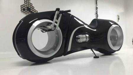 Το Tron Bike είναι αληθινό, ηλεκτρικό και βγαίνει στο σφυρί (vid)