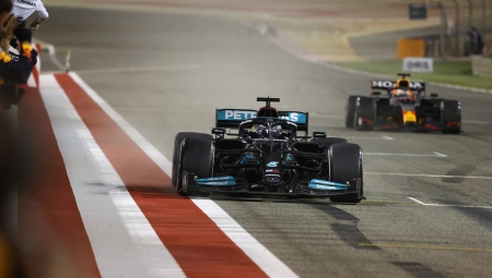 Σαν Σήμερα: H συγκλονιστική μάχη Χάμιλτον-Φερστάπεν στο Μπαχρέιν (vid)