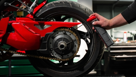 Οδηγός για σωστό καθαρισμό και συντήρηση της αλυσίδας στη μοτοσικλέτα σας 