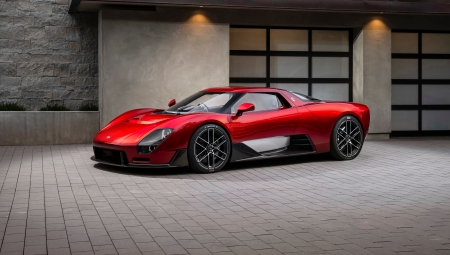 Η McLaren με την McL 6GT επιστρέφει στο χειροκίνητο κιβώτιο μετά από 34 χρόνια (vid)