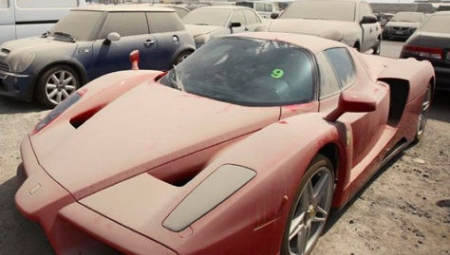 Γιατί δεν πωλείται και αραχνιάζει αυτή η Ferrari;