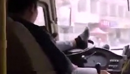 Οδηγός λεωφορείου οδηγεί με τα πόδια! (vid)
