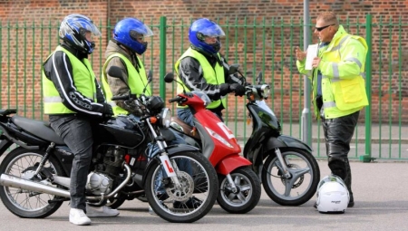Στη Βουλή ο νόμος για οδήγηση μοτοσικλέτας με δίπλωμα αυτοκινήτου