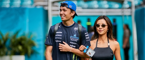 O Άλεξ Άλμπον αρραβωνιάστηκε και το ελληνικό ίντερνετ «λιώνει» με το όνομα της νύφης