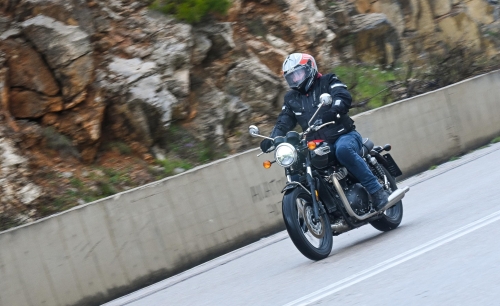Οδηγήσαμε το διαχρονικά μεταμοντέρνο Triumph Bonneville T100 του 2026