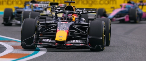 Ο Φερστάπεν δεν αφήνει τη Red Bull να χαρεί 
