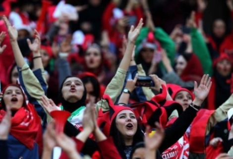 Ιράν: Μετά από 44 χρόνια οι γυναίκες επέστρεψαν στο γήπεδο για το ντέρμπι της Τεχεράνης