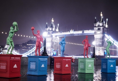 Η Adidas ομόρφυνε τον Τάμεση με 8 αγάλματα γυναικών και είχε τους λόγους της