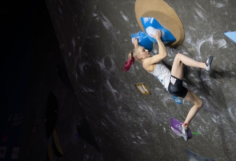 Η Janja Garnbet αγωνίζεται στο 2022 IFSC Climbing World Cup