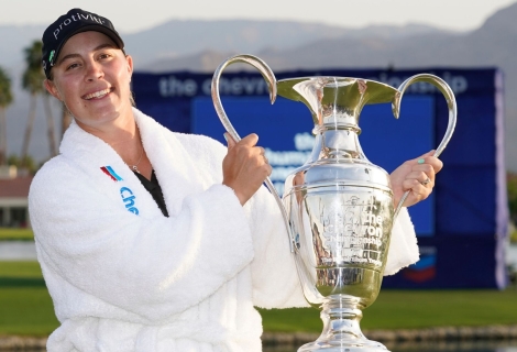Η Jennifer Kupcho κρατάει το κύπελλο του Chevron Championship