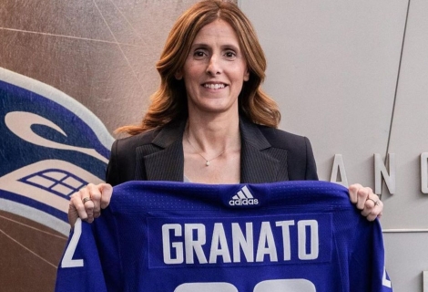 Η Cammi Granato κρατάει φανέλα των Vancouver Canucks με το όνομά της