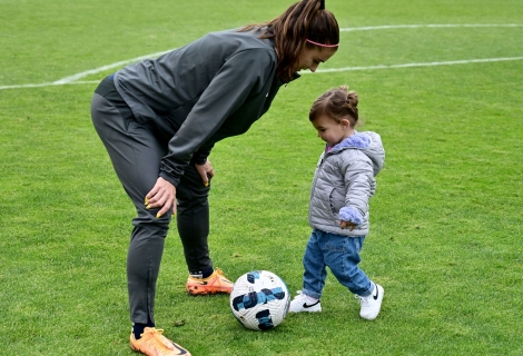 Άλεξ Μόργκαν: Μια υπέροχη μαμά με τέχνη το σκοράρισμα