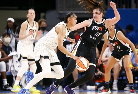 H Megan Gustafson μαρκάρει την Candace Parker